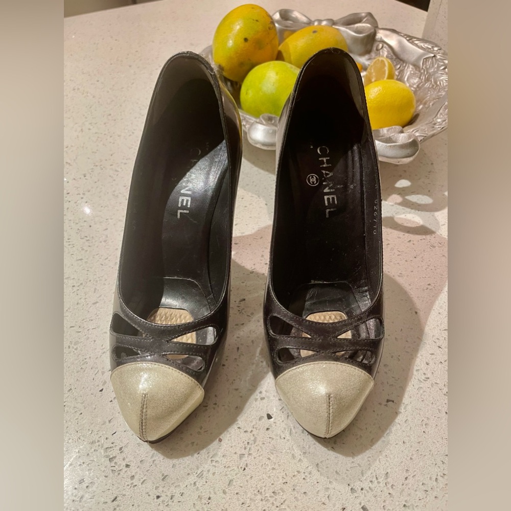 Chanel shoes size 38.5 black and silver good conditions